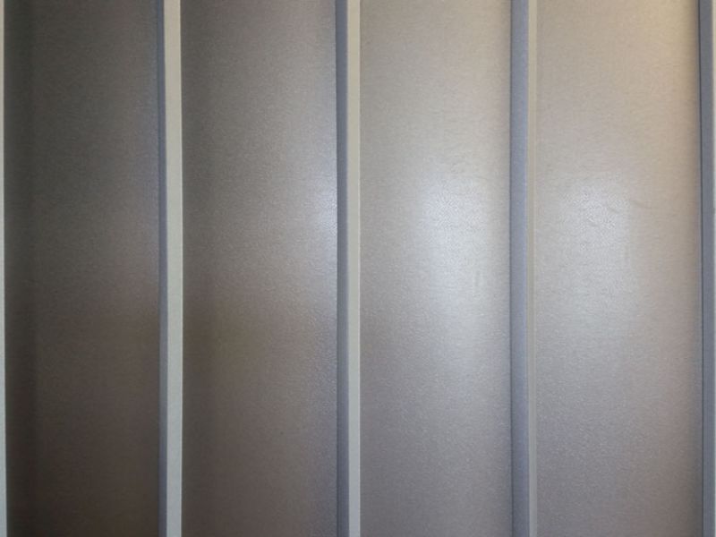 Tôles artisanale sans vis apparente. Plusieurs modèles, couleurs et moulure sont disponible. L'installations est aussi disponible.